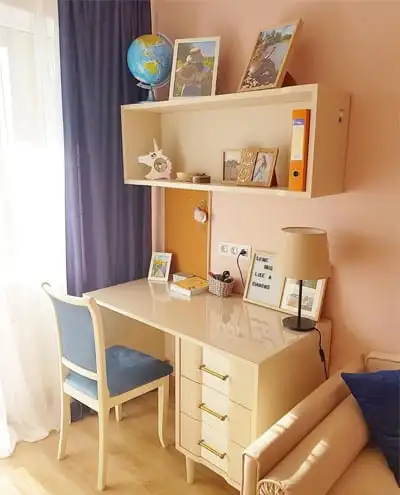 Realizace Měkké sklo na stole školáka